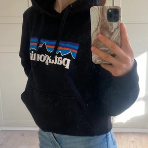 Patagonia hoodie  - Säljer min patagonia hoodie💛fint skick, nypris 1000 kr säljer nu för 200 kr