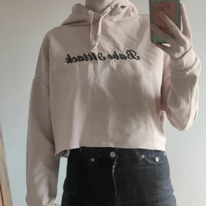 Rosa hoodie - En rosa croppad hoddie ifrån h&m