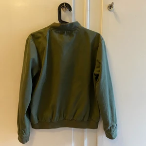 Brandy Melville strl S - Brandy Melville tunn jacka. Grön färg. Har ett par år på nacken men fortfarande i bra skick. Använd runt 15 gånger. Storleken passar upp till liten L. 