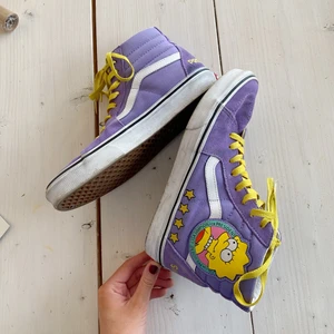 Lisa for president VANS  - Jag säljer dessa as häftiga VANS från Simpson kollektionen! Dom är använda ett fåtal gånger och är inte creasade. Fint skick och passar svin bra till baggy jeans 