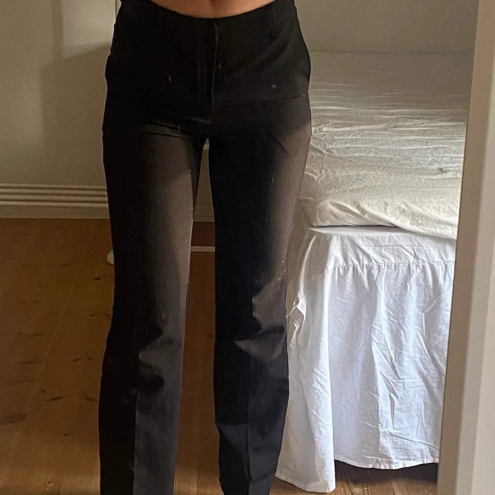 svarta raka kostymbyxor från bik bok. Jeans & Byxor.