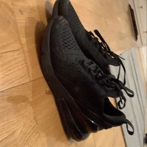 Nike air max 270 - Säljer dessa skor då jag inte använder dom längre och de är inte min stil. Skorna är i bra skick och väldigt sköna. Skriv privat för mer bilder. :) kan tänka mig gå ner i pris!
