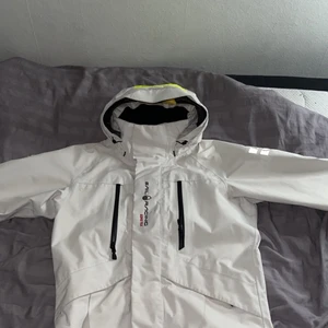 Sail Racing Jacka - Köpte denna fina Sail Racing parka för 2 år sedan för 7899kr Sparsamt Använd För den är vit så har varit ganska försiktig Säljer den för använder inte denna längre i Storlek M Såklart kan gå ner vid snabb och smidig affär 