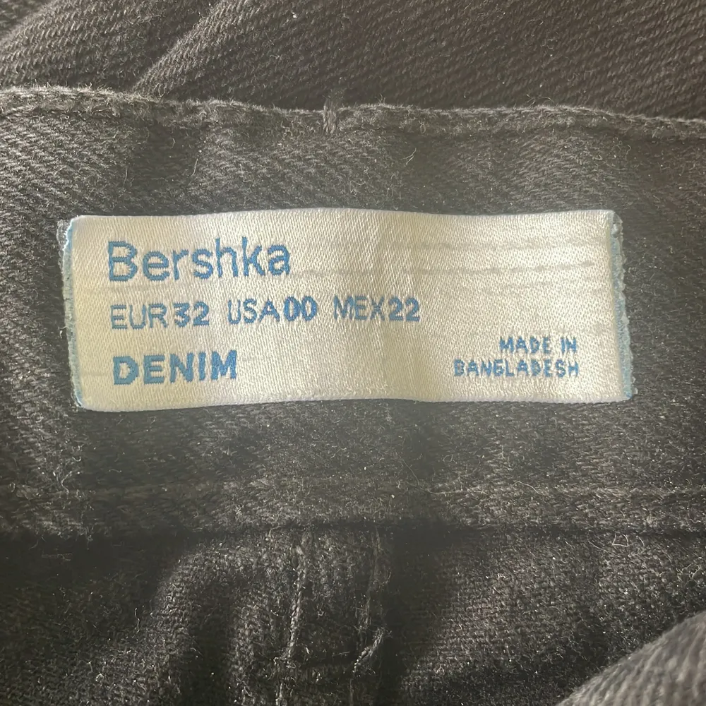 Helt nya svarta jeans från Bershka köpta på asos, storlek eu 32. Använt endast en gång, säljes pga de är för små för mig. Skulle säga att de passar storlek 32-34 💗 original pris 359 kr på asos. Jeans & Byxor.