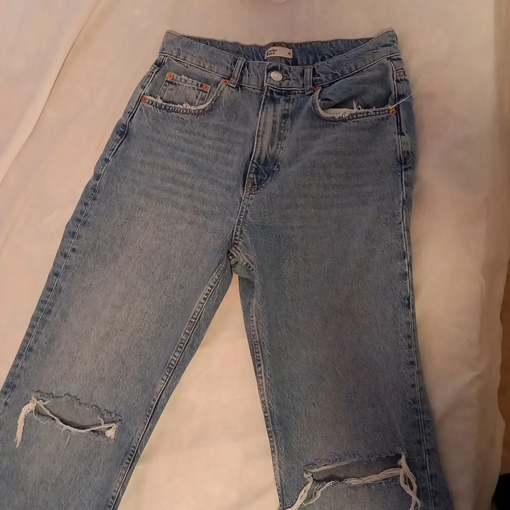 Dom här jeans har jag inte använt och dom ligger i min garderob för ingenting så nu tänkte jag sälja dom💙.. Jeans & Byxor.