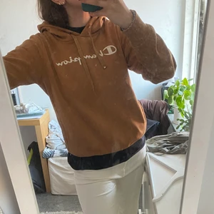 Brun hoodie - Brun hoodie från Champion. Storlek L men lite liten för mig
