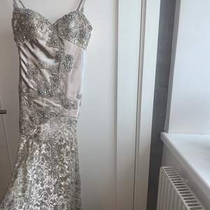 Otroligt vacker klänning! Passar perfekt till bröllop/ bal eller liknande! Är 165 lång, i väldigt bra skick då den endast är använd 1 gång 💓