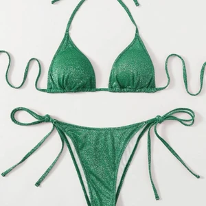 Grön glittrig bikini - Råkade beställa två av den här så den är helt oanvänd (inte ens provad). Storlek M men skulle säga att det är en S.