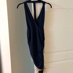 Mörkblå klänning - Jättefin mörkblå klänning från rebecca stella. Använt endast en gång. Storlek S 🙂