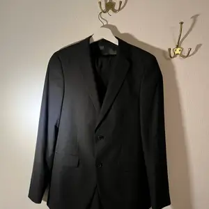 Jag säljer en kostym (kavaj och byxor) då den är för liten. Använd en gång på ett bröllop annars helt orörd. 900kr för både två men vid snabb affär går priset att diskuteras. 😇