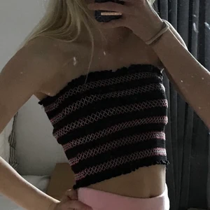 Svart och rosa tub topp - Ej kommit till användning, strl. 36/S. Säljer för 80kr + frakt