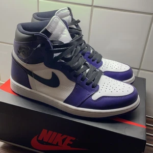 Air jordan 1 high court purple (2020) - Jordan 1 High Court Purple Strl 42,5/Us9. Endast testade! Onlinekvitto finns. Box + lila extra laces ingår.