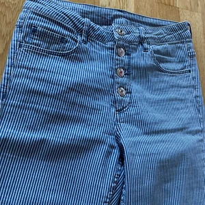 Nya byxor/jeans  - Nya byxor/jeans  Kom aldrig till användning, sedan belv de för små för mig… •Storlek 28 •Stretchiga •Pris: 99 kr 🚫Djurfritt och rökfritt hem 📍Kan mötes upp i Mölnlycke centrum 📬Kan skickas mot fraktkostnad (66 kr)