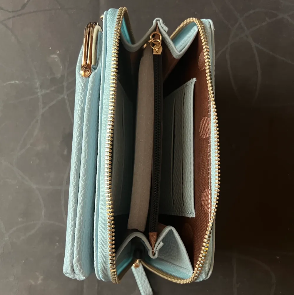 helt ny plånboksväska, säljer för att den inte kommit till använing . Väskor.