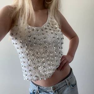 Unikt linne - Några stenar har ramlat av och en jätteliten fläck på ryggen! Inget man tänker på enligt mig🖤