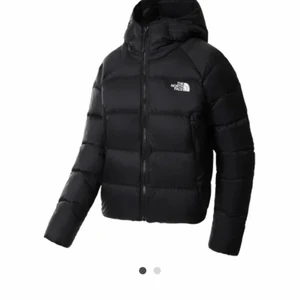 North face jacka  - Den har ett litet lagat hål vid armbågen på vänstra armen som inte är så synligt. Orginalpricet 2 499. Och är i storlek S💓