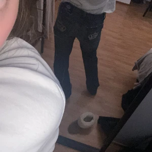 Victoria Beckham Jeans - Jag säljer mina victoria beckham jeans då dem är för stora i midjan och därav aldrig kommer till användning. Jag är 165 cm lång och till längden passar dem bra. Jag skulle uppskatta att byxorna passar till ett midjemått på 76-78cm. Byxorna är i väldigt fint skick!