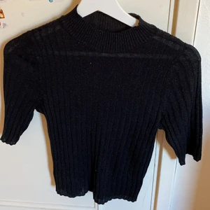 Festtopp  - Passar XS-S☺️ så himla fin men kommer inte till användning, minns inte vart ifrån men gissar på Mango 💕 hör av er och kolla min sida❤️❤️ nyskick!