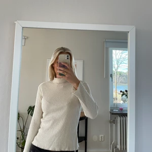 Zara polotröja - Beige ribbad zara polotröja som passar strl XS, säljs för 60kr + frakt!🌸