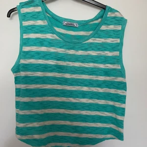 Pull & bear  - L Pull & bear Ev nån liten fläck 30:-