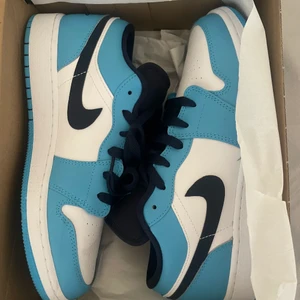 Air Jordan 1 Low UNC 2021 - *Nypris 2800* Säljer mina jordans då de inte matchar min stil. Använda 2 gånger, köpta hos merch Sweden. Kan även tänkta mig byta mot en zadig väska.