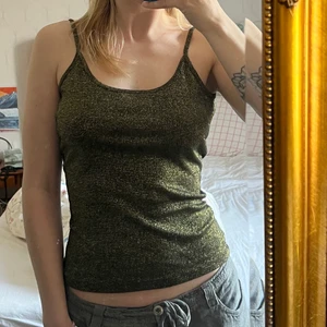 Ivyrevel linne - Skitsnyggt  linne från Ivyrevel, inköpt för några år sedan men knappt använt. Passar ju asbra till low waist. Guldigt med lite grön underton, tredje bilden mest rättvis i färgen⚡️ Ingen strl angiven men jag är en S och det skulle nog sitta ännu bättre på en S-M. Skriv vid frågor✌🏼