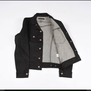 Helt ny Nudie jeans unisex Jacka Stl S - Helt ny Nudie jeans unisex Jacka   Mdell: Conny  Färg/Tvätt: Strech dry black coated  Stl : S  Mått: Axel till axel: 43 cm Armlängd: 61 cm Längd backifrån från tröjan börjar till slut: 56 cm  Material: 100% Cotton Mdell: Conny  Färg/Tvätt: Strech dry black coated  Stl : S  Mått: Axel till axel: 43 cm Armlängd: 61 cm Längd backifrån från tröjan börjar till slut: 56 cm  Material: 100% Cotton