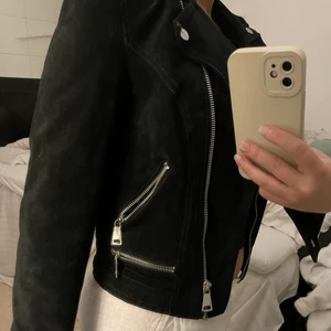 Mockajacka - Superfin jacka i mocka med fler dragkedjor! Storlek xs från veromoda, 700kr nypris. Köpare står för frakt!❤️