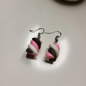 ÖRHÄNGEN Marshmallows  - Roliga coola örhängen som ser ut som marshmallows 