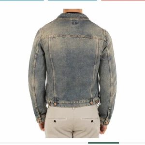 Helt ny Nudie jeans unisex stl XS - Helt ny Nudie jeans unisex Jacka   Mdell: Billy Färg/Tvätt: Shimmering indigo  Stl : XS  Mått: Axel till axel: 40 cm Armlängd: 62 cm Längd backifrån från tröjan börjar till slut: 55 cm  Material: 100% Cotton