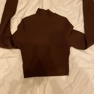 Cropad polo - Oanvänd brun polo 