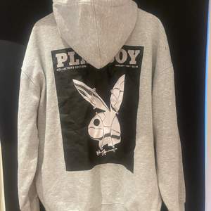 Playboy hoodie oversize, knappt använd. Storlek S