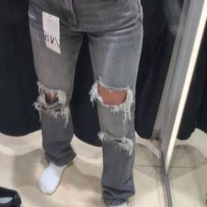 Säljer mina populära zara jeans med hål🖤 Så fina verkligen🥰 