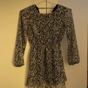 Sommar kläning - Jag säljer denna superfina sommarklänning andvänd ca 2 gnr säljer pga för liten super bra nu vid sommaren💕 från Cubus och köparen står för frakt ❤️