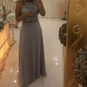 Två delat set  - Två delat set, använd vid ett tillfälle och är i väldigt fint skick. Passar storlek 38 skulle jag säga. Köpt i Turkiet så vet inte riktigt vilken storlek det är.  Ljusgrå/lila.  2000kr+frakt.  Skriv för fler bilder 💗