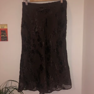 brun midi kjol - brun midi kjol med floral tryck, dragkedjan är lite sönder men går fortfarande att använda