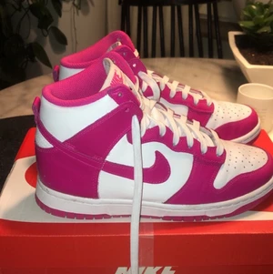 Rosa dunks  - Säljer min helt nya dunks eftersom att jag inte tyckte att de passade mig. Använt endast en gång och Inge mer. De är i storlek 38 och passar även en storlek mindre och större. Säljer för 800 + 115 frakt. Just nu ligger värdet på skorna runt 2000kr 