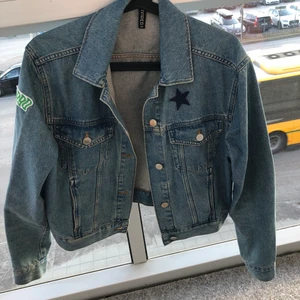 Jacka  - Säljer nu min superfina jeansjacka ifrån H&M, där jag satt på egna stickers från Levis! Jackan är i bra skick och använd en del💛 storleken är S, men jag som oftast klär mig i M passar också i den! 