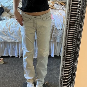 Lågmidjade jeans gråa - Ljus gråa lågmidjade jeans , storlek 38 skulle mer säga att dom är en 36