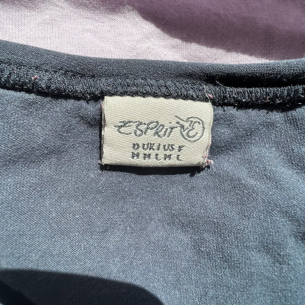 Säljer denna långärmade tröja/t-shirt från Esprit. Står ingen storlek men materialet är strechigt🌟. Toppar.