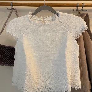 Supersöt topp strl XS-S - Supersöt och sommrig topp från Zara i storlek XS, men passar nog S också! Finns inte längre att köp i butik eller online. Vit med fina detaljer i spets. Perfekt både för casual men också lite mer dressat! ☀️💛