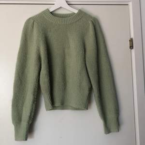 En supermysig grön stickad tröja från monki ! tröjan är aldrig använd och i helt nyskick ! köparen står för frakt :)