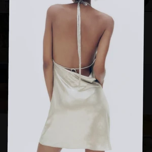 Fest klänning - Superfin helt slutsåld klänning från zara. Aldrig använd med prislappar kvar!!! Se sista bild för att se hur den suger på mig. Storlek M men passar även storlekar under!!. Frak tillkommer💖