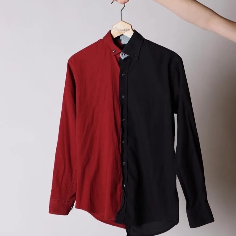 en skjorta som är hälften röd hälften svart för när man inte kan bestämma sig. Skjortor.