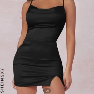 Superfin festklänning - Säljer denna jättesköna och fina klänning. Sitter snyggt och bra på mig som är 165 lång o vanligtvis har S/M men kommer inte till användning då jag har flera stycken liknande. Frak tillkommer på 60 kr spårbart. 