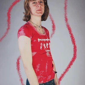 Batik blekt röd tshirt - Blekt med klorin