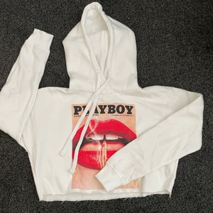Playboy hoodie  - Vit, cropad Playboy hoodie. Använd en gång