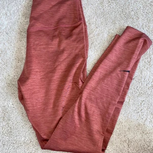 Nike One tights M - Ett par träningstights från Nike. Jätteskönt material och knappt använda så i nyskick. Storlek medium och har en ficka i midjebandet det man kan lägga nycklar t.ex 💕
