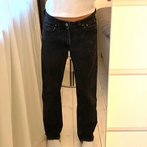 Vintage svarta jeans - INTRESSEKOLL på dessa otroliga vintage svarta jeans med så snygg passform! Midjemått 41cm, innerben 76cm, sitter snyggt oversize på mig som brukar ha 36 och är ca 168! Perfekta nu till sommaren! Skriv för frågor, mått eller fler bilder!💕💕💞