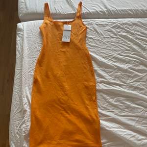 Orange klänning från zara med en liten öppning där bak till salu!! Helt oanvänd prislappen fortfarande på, storlek M 💕💕💕☺️☺️